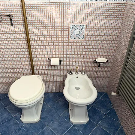 Host4u - Ex Archbishop's House & Terrace, 아파트