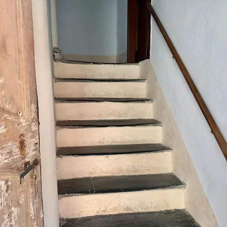 Host4u - Ex Archbishop's House & Terrace, Διαμέρισμα Imperia